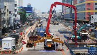 Para pekerja mengoperasikan alat berat dalam proyek strategis pembangunan MRT Fase 2 yang merupakan proyek kerja sama Indonesia dan Jepang di Jakarta, Kamis (1/11/2023).  