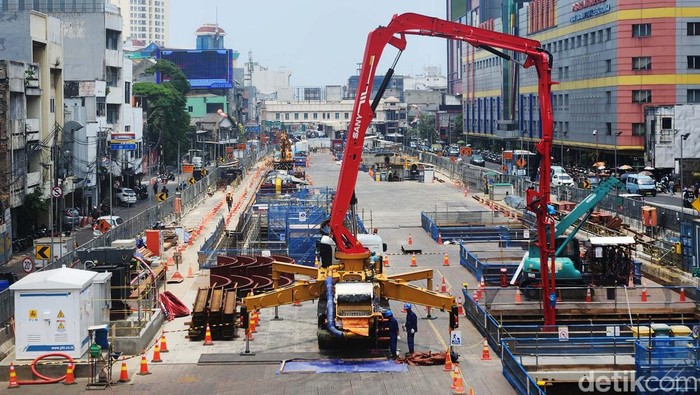 Nilai Investasi di Jakarta Tertinggi Para pekerja mengoperasikan alat berat dalam proyem strategis pembangunan MRT Fase 2 (Bundaran HI -Kota Tua) yang merupakan proyek kerja sama Indonesia dan Jepang di Jakarta, Kamis (1/11/2023). Berdasarkan data Badan Koordinasi Penanaman Modal (BKPM), realisasi investasi DKI Jakarta triwulan III 2023 tercatat sebagai yang tertinggi se-Indonesia dengan capaian Penanaman Modal Asing (PMA) sebesar Rp16,7 triliun dan Penanaman Modal Dalam Negeri (PMDN) sebesar Rp 34,2 triliun.