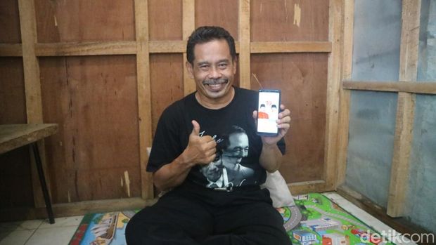 Sosok capres guyonan Nurhadi ditemui di kios pijat Pasar Brayung Kecamatan Mejobo, Kamis (2/11/2023).