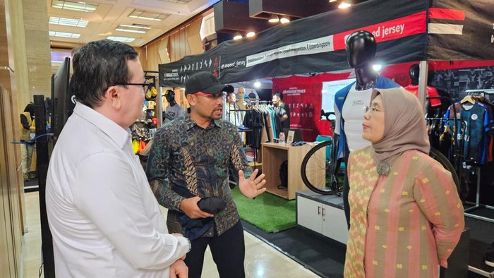 Pameran Merek Lokal Pakaian Olahraga di Kemenperin Pelaku UMKM Pakaian dan Peralatan Olahraga berkumpul di Kementerian Perindustrian untuk mengikuti Pameran Indonesia Sport and Active Wear (ISAW). Ini potretnya.