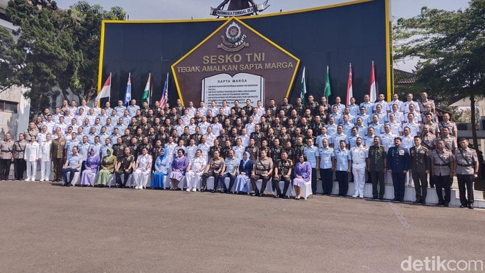 Panglima TNI Laksamana Yudo berfoto bersama 159 perwira siswa yang lulus pendidikan di Sesko TNI Bandung