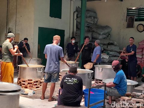 Panitia Haul Habib Ali bin Muhammad Al Habsyi menyiapkan berbagai hidangan, Kamis (2/11/2023).
