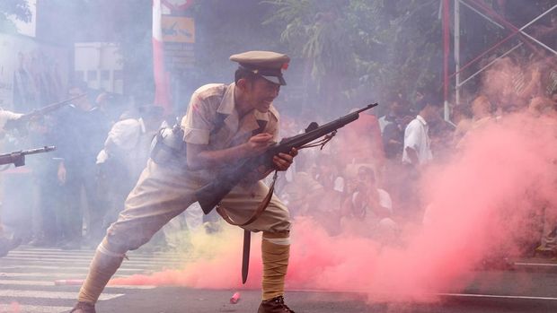 Parade Juang sebagai rangkaian peringatan Hari Pahlawan 10 November.