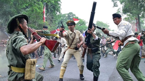 Parade Juang sebagai rangkaian peringatan Hari Pahlawan 10 November.