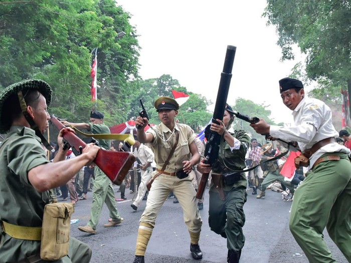 Parade Juang sebagai rangkaian peringatan Hari Pahlawan 10 November.