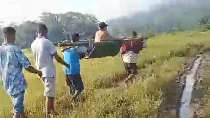 Tangkapan layar seorang pasien bernama Nikolas Naring asal Ksmpung Sepo, Desa Compang, Kabupaten Manggarai Barat, NTT ditandu warga ke Puskesmas.