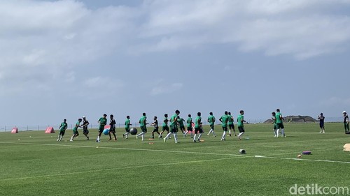 Para pemain Timnas Meksiko U-17 berlatih di training center Bali United di Pantai Purnama, Gianyar, Kamis (2/11/2023).