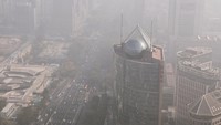 Penampakan dari udara jalan di Kawasan Pusat Bisnis (CBD) Beijing saat kota itu diselimuti kabut asap pada Rabu 1 November 2023. Kondisi di wilayah lain di utara China mungkin memburuk, meskipun udara dingin yang masuk dari barat laut diperkirakan akan membantu menghilangkan kabut asap.