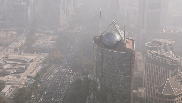 People wearing face masks wait at an intersection in Beijing's Central Business District (CBD), as the city is shrouded in smog, in China November 1, 2023. REUTER/Tingshu Wang