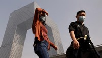 Menurut laporan media pemerintah CCTV, para ahli pengendalian polusi mengatakan peningkatan aktivitas industri, angkutan truk besar dan kebakaran tanaman berkontribusi terhadap kabut asap.