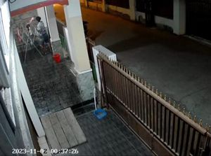 Penampakan Maling Masuk Pagar-Curi Pakaian Dalam Wanita di Bantul