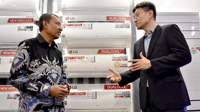 Pendingin Ruangan Ini Lulus Uji Rendah Konsumsi Listrik Setelah melalui serangkaian pengujian dari Universitas Indonesia (UI), PT. LG Electronics Indonesia (LG) berhasil membuktikan kemampuan perangkat penyejuk ruangan (air conditioner) yang hemat energi.