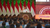 Ketua Umum Partai Amanat Nasional ini mengatakan kondisi geopolitik dunia, seperti konflik Rusia-Ukraina, turut berdampak pada terganggunya supply chain. Namun, Indonesia sebagai negara non-blok fokus pada tujuan untuk mencapai visi Indonesia Maju 2045.