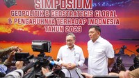 Ia menambahkan ada pergeseran mitra dagang utama Indonesia saat ini. Dari yang dulu didominasi dunia barat, mulai bergeser ke negara-negara Timur. Beberapa di antaranya kawasan Asia Selatan seperti India, Pakistan, dan Bangladesh yang menyumbang sebagian besar surplus perdagangan Indonesia.