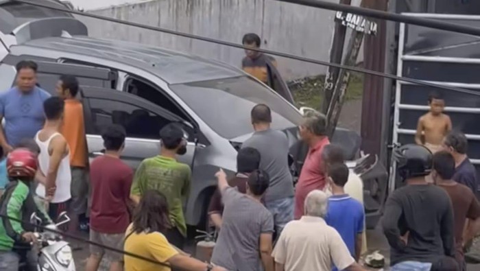 Pengendara mobil menabrak tiang listrik saat melewati Jalan Pabrik Tenun, Kota Medan. (Foto: Istimewa).