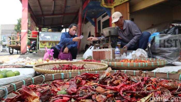 Penjual cabai di Pasar Cikutra Kota Bandung.