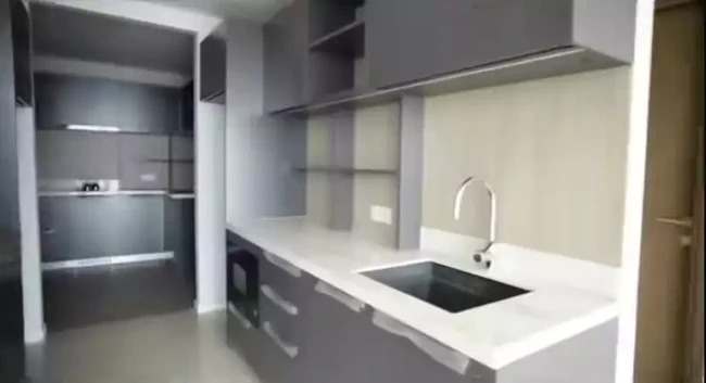 Dapur di penthouse milik Chelsea itu mengusung nuansa abu-abu dan putih. Dilengkapi dengan kitchen set dan banyak ruangan untuk penyimpanan. Foto: Instagram/@chelseaoliviaa