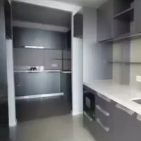 Dapur di penthouse milik Chelsea itu mengusung nuansa abu-abu dan putih. Dilengkapi dengan kitchen set dan banyak ruangan untuk penyimpanan. Foto: Instagram/@chelseaoliviaa