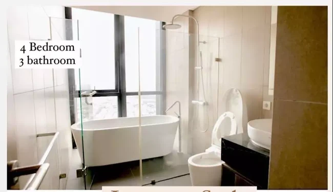 Potret kamar mandi di penthouse mewah milik Chelsea. Dilengkapi dengan shower, bathtub, dan wastafel, fasilitas kamar mandi tersebut tampak cukup lengkap. Foto: Instagram/@chelseaoliviaa