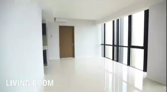 Penampakan ruang keluarga yang terlihat masih kosong. Di salah satu sisinya terdapat jendela kaca yang cukup besar. Foto: Instagram/@chelseaoliviaa