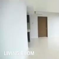 Penampakan ruang keluarga yang terlihat masih kosong. Di salah satu sisinya terdapat jendela kaca yang cukup besar. Foto: Instagram/@chelseaoliviaa