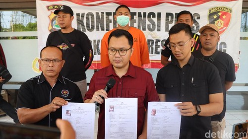 Polres Buleleng saat merilis kasus perburuan  liar di TNBB di Mapolres Buleleng, Kamis (2/11/2023).