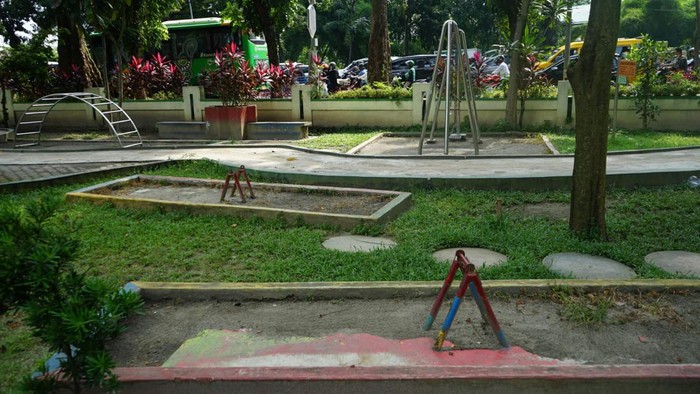 Permainan anak di Taman Beringin Medan yang tak utuh. (Aprilda Ariana Sianturi/detikSumut)