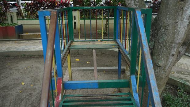 Permainan anak di Taman Beringin Medan yang tak utuh. (Aprilda Ariana Sianturi/detikSumut)