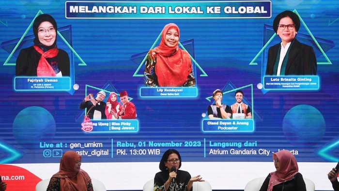 Pertamina SMEXPO 2023 Staf Ahli Bidang Keuangan dan Pengembangan UMKM Kementerian BUMN Loto Srinaita Ginting (tengah) menyampaikan pandangannya disaksikan VP CSR & SMEPP Pertamina Fajriyah Usman (kanan) dan salah satu pengusaha UMKM binaan Pertamina Lily Handayani (kiri) dalam diskusi di sela pameran Pertamina SMEXPO 2023 di Gandaria City Mall, Jakarta, Rabu (1/11/2023). Pertamina SMEXPO yang hadir melalui platform virtual smexpo.pertamina.com dan secara offline di empat kota besar yakni Gandaria City Mall di Jakarta, Pentacity Mall di Balikpapan, Paragon City Mall di Semarang, dan SKA Mall di Pekanbaru itu merupakan salah satu program strategis perusahaan guna meningkatkan pembinaan dan pengembangan UMKM di Indonesia. ANTARA FOTO/Akbar Nugroho Gumay/foc.