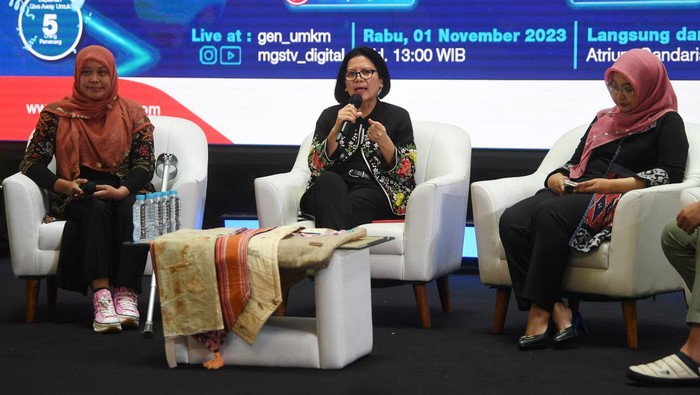 Pertamina SMEXPO 2023 Staf Ahli Bidang Keuangan dan Pengembangan UMKM Kementerian BUMN Loto Srinaita Ginting (tengah) menyampaikan pandangannya disaksikan VP CSR & SMEPP Pertamina Fajriyah Usman (kanan) dan salah satu pengusaha UMKM binaan Pertamina Lily Handayani (kiri) dalam diskusi di sela pameran Pertamina SMEXPO 2023 di Gandaria City Mall, Jakarta, Rabu (1/11/2023). Pertamina SMEXPO yang hadir melalui platform virtual smexpo.pertamina.com dan secara offline di empat kota besar yakni Gandaria City Mall di Jakarta, Pentacity Mall di Balikpapan, Paragon City Mall di Semarang, dan SKA Mall di Pekanbaru itu merupakan salah satu program strategis perusahaan guna meningkatkan pembinaan dan pengembangan UMKM di Indonesia. ANTARA FOTO/Akbar Nugroho Gumay/foc.