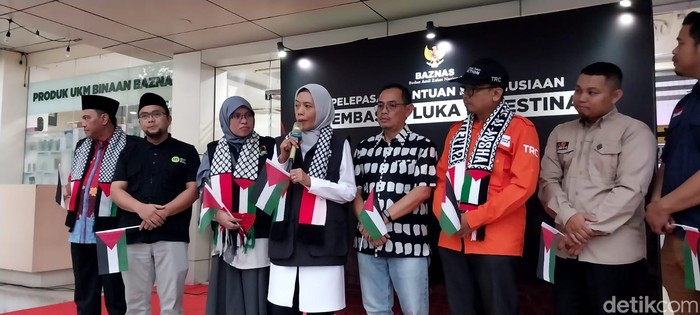 Pimpinan Baznas RI Saidah Sakwan (tengah)
