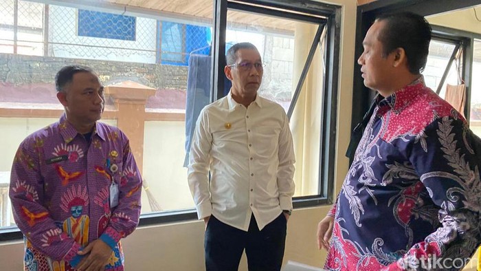 Pj Gubernur DKI Jakarta Heru Budi Hartono sidak kantor Kelurahan Palmeriam (Rumondang Naibaho/detikcom)
