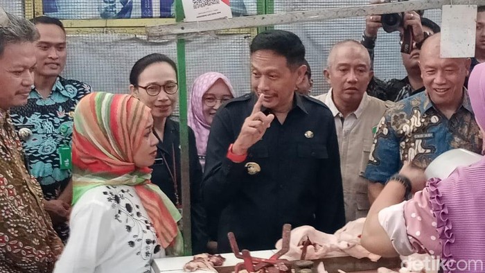Pj Wali Kota Malang Wahyu Hidayat dan TPID sidak harga komoditas di Pasar Bunulrejo, Kota Malang