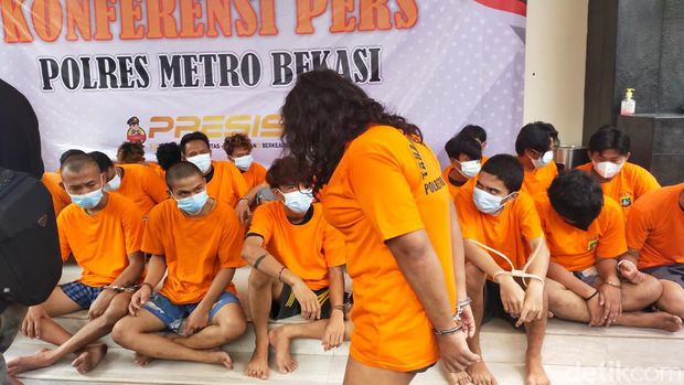 Polisi merilis kasus waria aniaya mati korban kecelakaan di Bekasi. Tersangka Ayu Lestari dihadirkan berbaju tahanan.