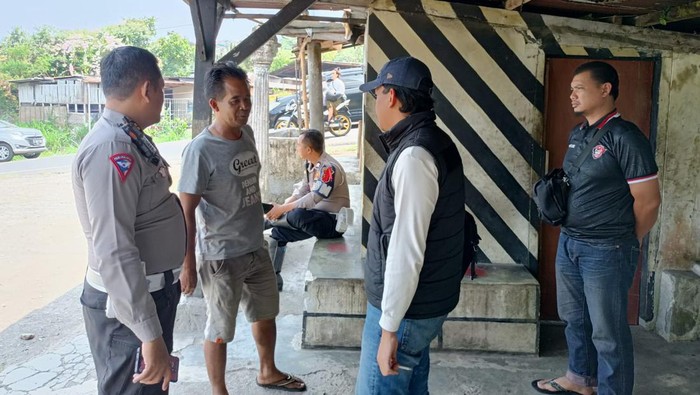 Polisi periksa pemilik bengkel yang viral ketok servis modus ban berasap di Puncak, Cipanas, Cianjur, Jawa Barat.