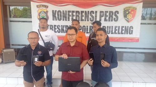 Polres Buleleng merilis kasus pencurian dengan pemberatan dengan tersangka Alpian (26) dan AEM yang beraksi di 12 TKP, Kamis (2/10/2023). (Made Wijaya Kusuma)