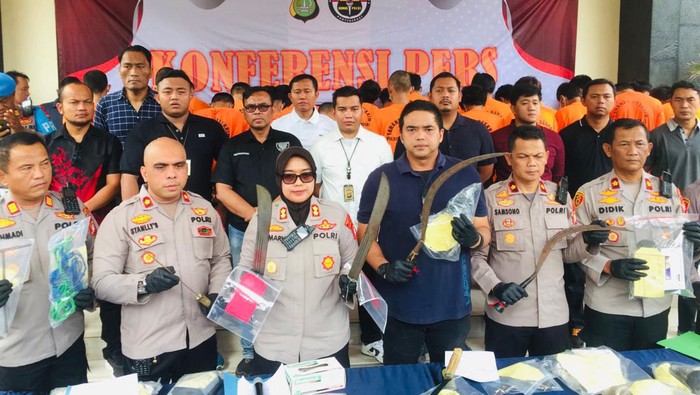 Polres Metro Bekasi menangkap 28 pelaku kejahatan selama Oktober 2023.