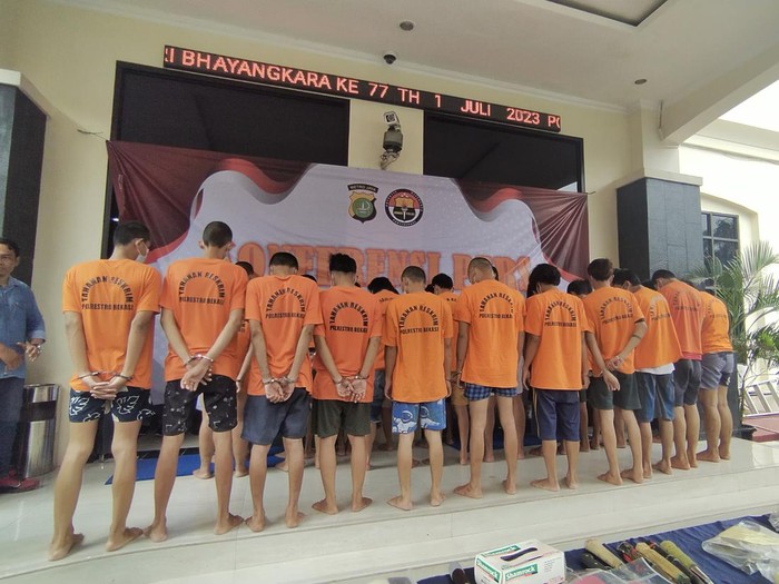 Polres Metro Bekasi mengungkap 13 kasus pidana selama Oktober 2023, mulai dari begal hingga pembunuhan.