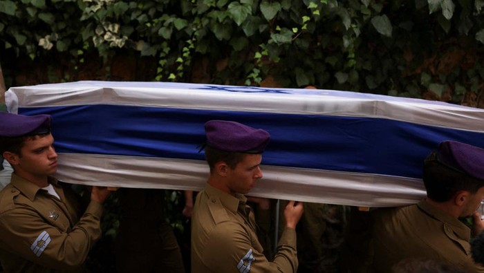 Potret Pemakaman Tentara Israel yang Tewas di Gaza Mourners react during the funeral of staff sergeant Lavi Lipshitz, 20, who was killed in the northern Gaza Strip, amid the ongoing ground operation of the Israeli army against Palestinian Islamist group Hamas, at Mount Herzl Military Cemetery in Jerusalem, November 1, 2023. REUTERS/Ronen Zvulun