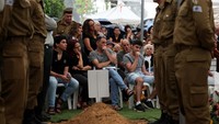Tentara yang terbunuh bernama Staf Sersan. Roei Wolf, 20, dari Ramat Gan, dan Sersan Staf. Lavi Lipshitz, 20, dari Modiin. Keduanya bertugas di unit pengintaian Brigade Infanteri Givati. 