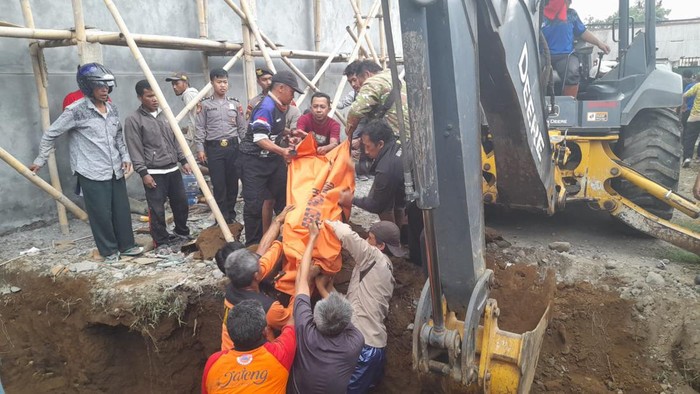 Proses evakuasi 3 korban tewas tertimbun galian tanah di Wonosobo, Kamis (2/11/2023).