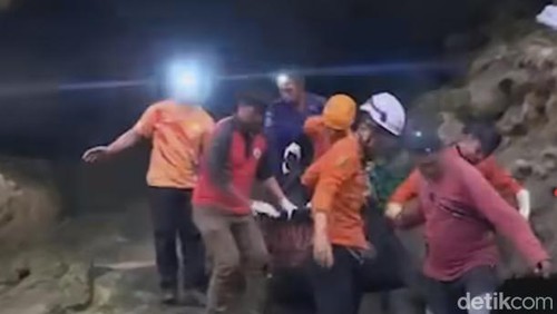 Proses evakuasi pendaki tewas terjepit di Gua Susu Gunung Rinjani.