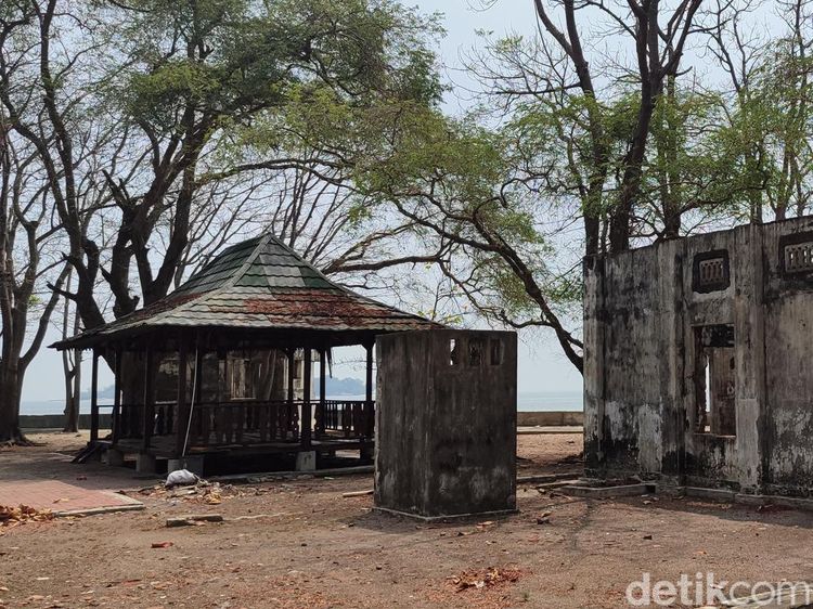 Namanya Pulau Kayangan, tapi Dalamnya Begini
