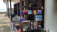 Pulau ini juga punya warung, jadi pengunjung yang kemping tak perlu khawatir soal makan dan minum. (bonauli/detikcom)