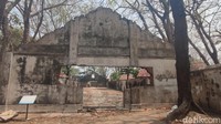 Masa lalu Pulau Kayangan ini cukup menyeramkan. Dulu pulau ini memiliki rumah sakit untuk merawat jemaah haji atau anak buah kapal (ABK) yang sakit. (bonauli/detikcom)