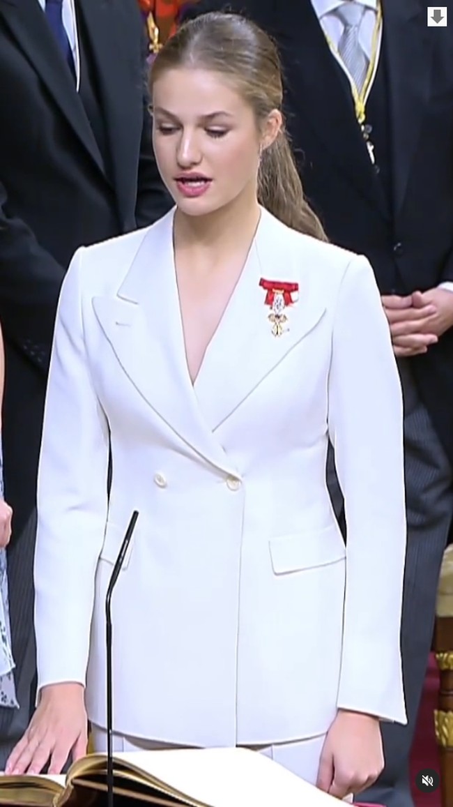 Putri Leonor dari Spanyol baru saja merayakan ulang tahunnya yang ke-18. Momen pertambahan usia itu pun dibarengi dengan upacara pengambilan sumpah setia untuk sang pewaris tahta menjadi ratu di kemudian hari. Foto: Instagram @fundacionprincesadeasturias