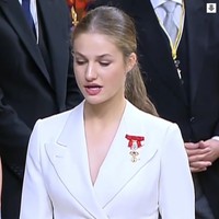 Putri Leonor dari Spanyol baru saja merayakan ulang tahunnya yang ke-18. Momen pertambahan usia itu pun dibarengi dengan upacara pengambilan sumpah setia untuk sang pewaris tahta menjadi ratu di kemudian hari. Foto: Instagram @fundacionprincesadeasturias