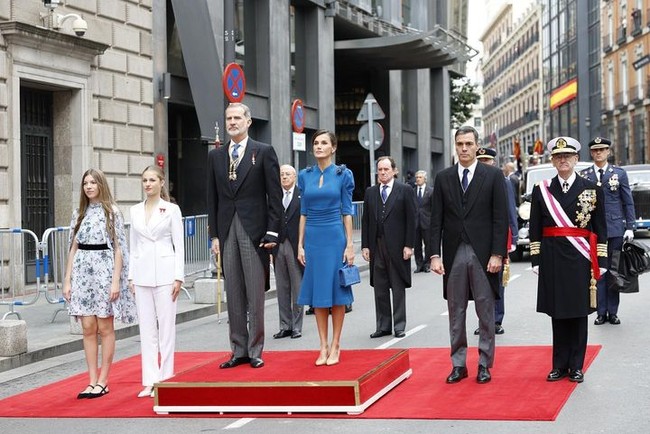 Dalam prosesi tersebut, Putri Leonor ditemani orang tuanya, Raja Felipe dan Ratu Letizia, juga adiknya, Sofia. Foto: Instagram @fundacionprincesadeasturias