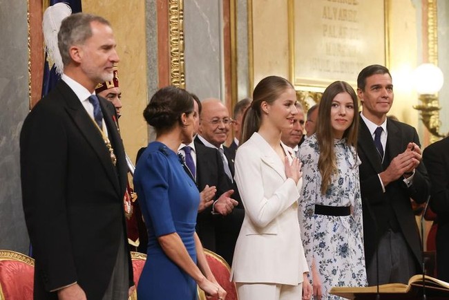Wanita dengan gelar Yang Mulia Leonor, Putri Asturias itu mengucapkan sumpah yang sama dengan ayahnya di usia 18 tahun pada 1986. Putri Leonor berjanji untuk melaksanakan tugasnya yakni menjunjung konstitusi dan undang-undang serta menghormati hak-hak warga negara juga setia kepada raja. Foto: Instagram @fundacionprincesadeasturias