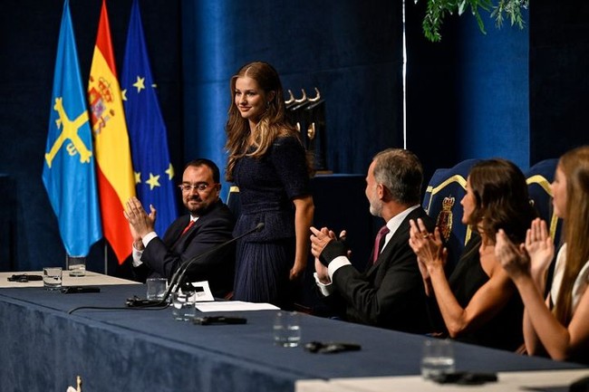 Mulai sekarang, kewajibanku adalah untuk semua orang Spanyol, yang akan aku layani setiap saat dengan rasa hormat dan kesetiaan. Aku meminta kalian mempercayaiku seperti aku mempercayai masa depan dari bangsa kita, ucap Leonor dalam pidatonya di Istana Kerajaan setelah upacara di Kongres Deputi parlemen. Foto: Instagram @fundacionprincesadeasturias